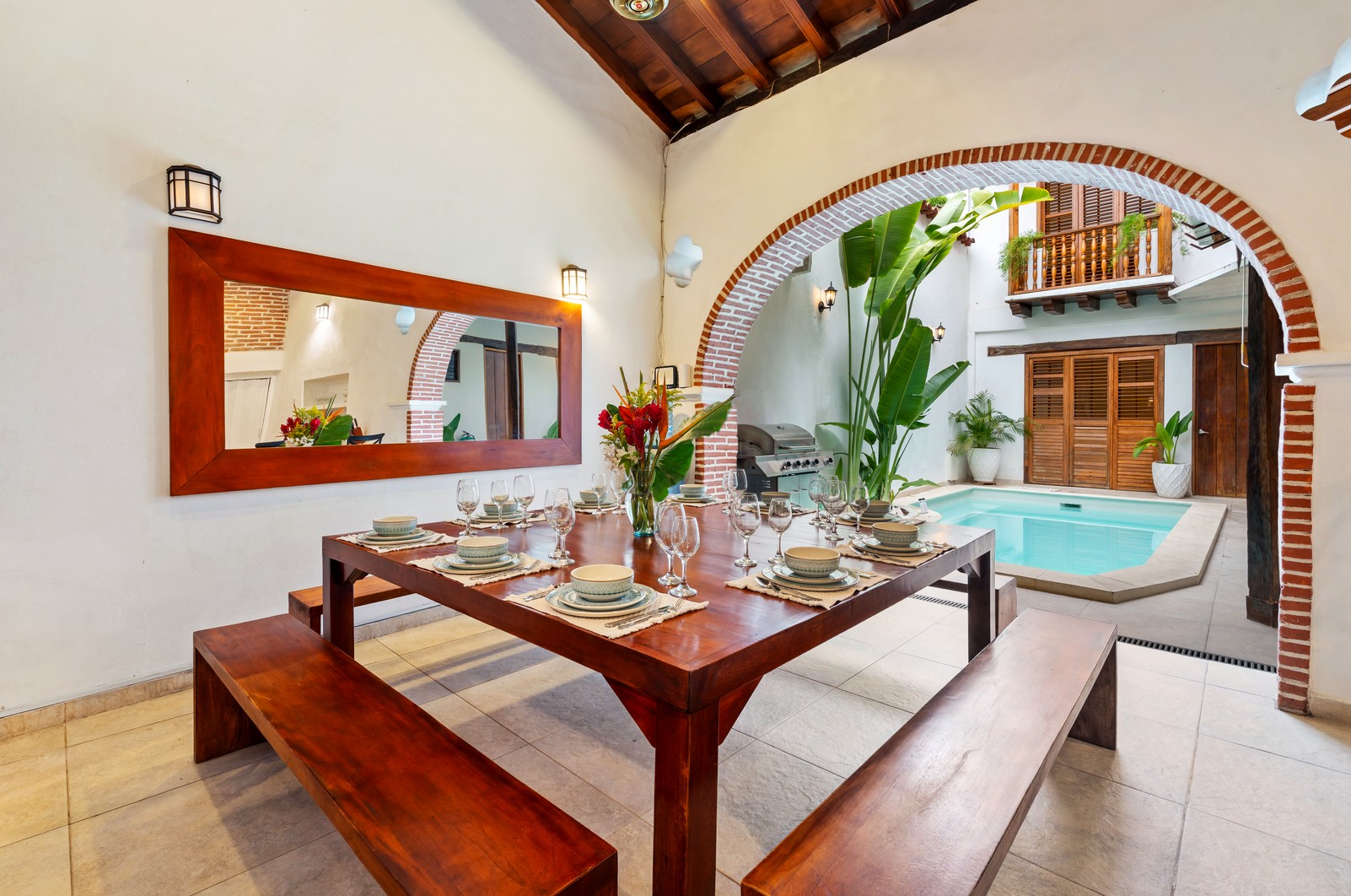 Casa Sol, a villa on a lively street in Getsemani, Cartagena, with a pool, jacuzzi and bar